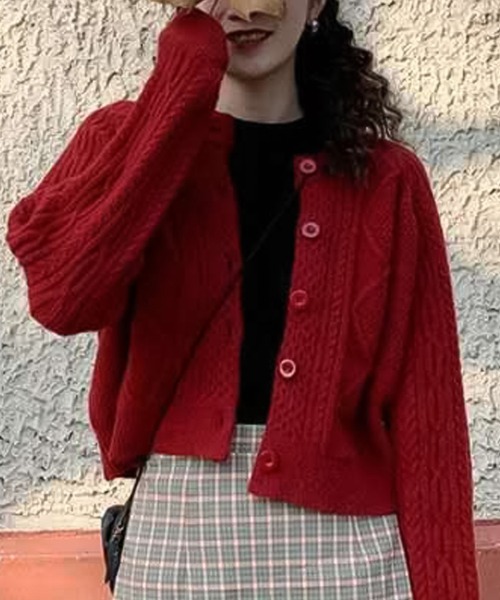 Girly Doll(ガーリードール)の「クロップドケーブルニットカーディガン(ニット/セーター・レディース・ベージュ/レッド/ピンク・FREE)」の3枚目の写真