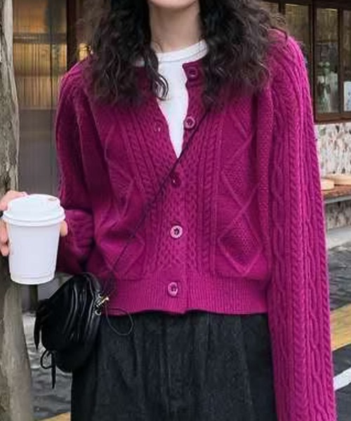 Girly Doll(ガーリードール)の「クロップドケーブルニットカーディガン(ニット/セーター・レディース・ベージュ/レッド/ピンク・FREE)」の1枚目の写真