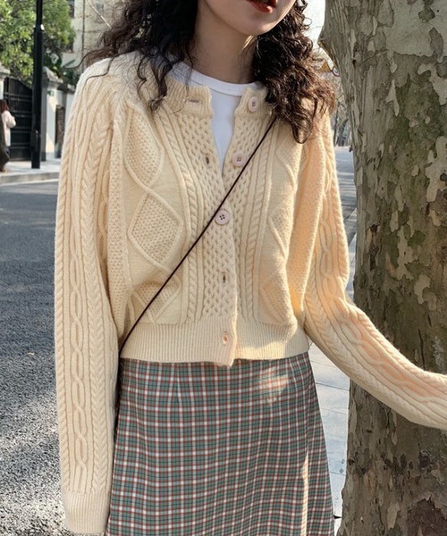 Girly Doll(ガーリードール)の「クロップドケーブルニットカーディガン(ニット/セーター・レディース・ベージュ/レッド/ピンク・FREE)」の4枚目の写真