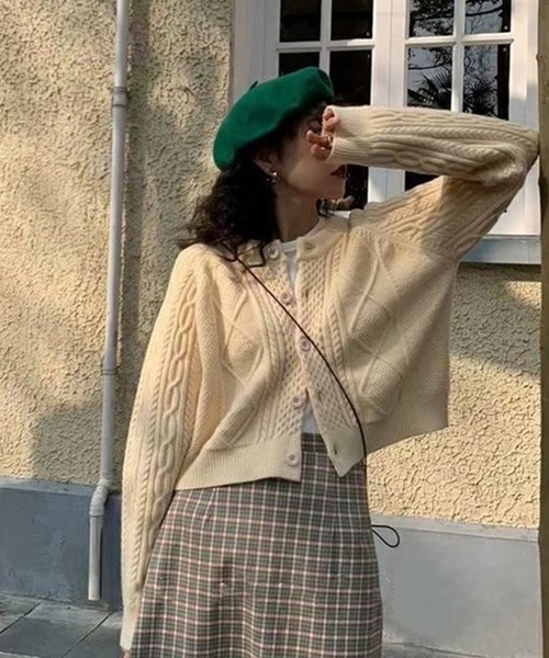 Girly Doll(ガーリードール)の「クロップドケーブルニットカーディガン(ニット/セーター・レディース・ベージュ/レッド/ピンク・FREE)」の6枚目の写真