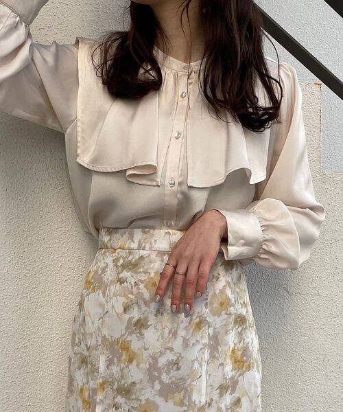 MAJESTIC LEGON(マジェスティックレゴン)の「セーラーカラーサテンブラウス(シャツ/ブラウス・レディース・グレー/アイボリー/ピンクベージュ・MEDIUM)」の4枚目の写真