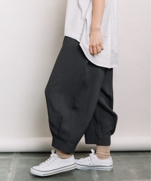 refinedworks(リファインドワークス)の「裾タックバルーンパンツ(その他パンツ・レディース・カーキ/キャメル/チャコールグレー・FREE)」の1枚目の写真