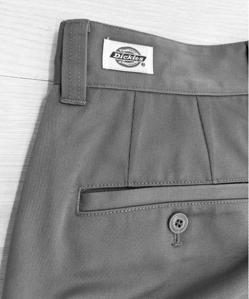 KIIT(キート)の「KIIT キート / Dickies×KIIT BAGGY PANTS ディッキーズ別注 バギーパンツ タックパンツ / KIN-P98-001(チノパンツ・メンズ・ブラック/ダークブラウン/キャメル/ベージュ/ネイビー・2/1/3)」の9枚目の写真