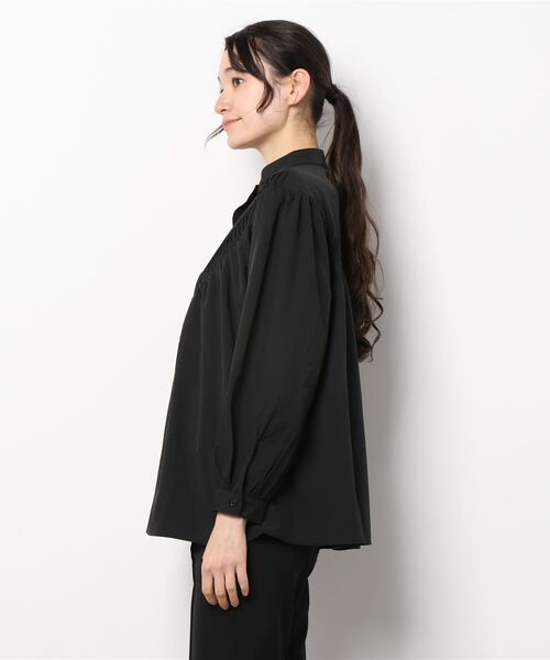 She's Closet(シーズクローゼット)の「バンドカラーVラインスモッキング刺繍ボリュームスリーブ長袖ギャザーブラウス(シャツ/ブラウス・レディース・ホワイト/ブラック・FREE)」の7枚目の写真