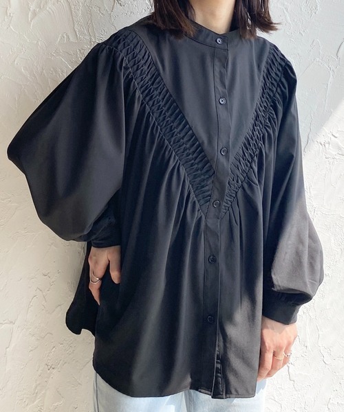 She's Closet(シーズクローゼット)の「バンドカラーVラインスモッキング刺繍ボリュームスリーブ長袖ギャザーブラウス(シャツ/ブラウス・レディース・ホワイト/ブラック・FREE)」の2枚目の写真