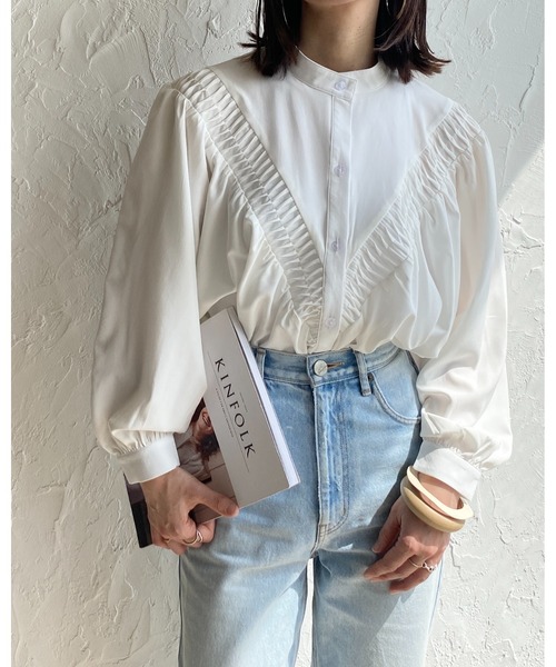 She's Closet(シーズクローゼット)の「バンドカラーVラインスモッキング刺繍ボリュームスリーブ長袖ギャザーブラウス(シャツ/ブラウス・レディース・ホワイト/ブラック・FREE)」の18枚目の写真