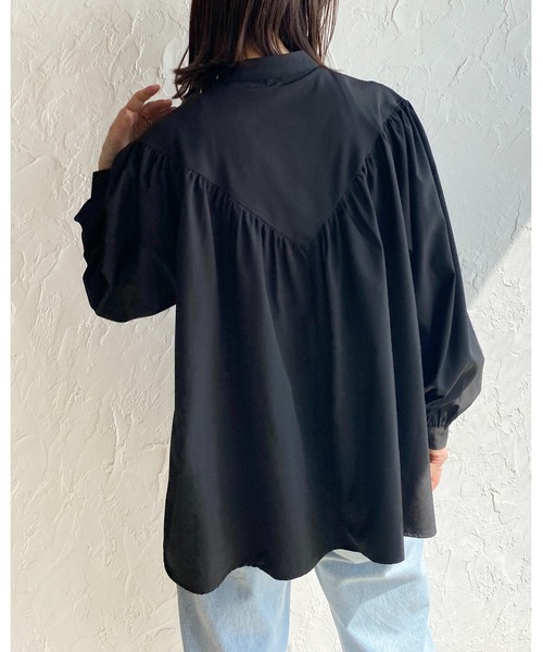 She's Closet(シーズクローゼット)の「バンドカラーVラインスモッキング刺繍ボリュームスリーブ長袖ギャザーブラウス(シャツ/ブラウス・レディース・ホワイト/ブラック・FREE)」の8枚目の写真
