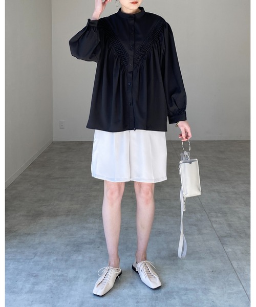 She's Closet(シーズクローゼット)の「バンドカラーVラインスモッキング刺繍ボリュームスリーブ長袖ギャザーブラウス(シャツ/ブラウス・レディース・ホワイト/ブラック・FREE)」の15枚目の写真