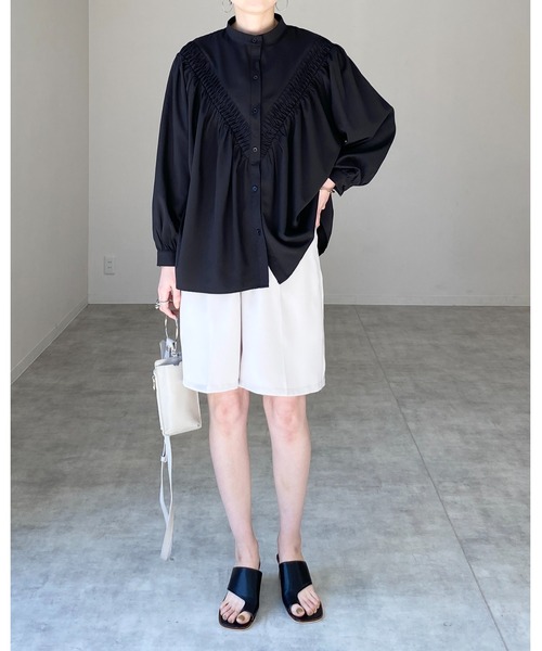 She's Closet(シーズクローゼット)の「バンドカラーVラインスモッキング刺繍ボリュームスリーブ長袖ギャザーブラウス(シャツ/ブラウス・レディース・ホワイト/ブラック・FREE)」の20枚目の写真