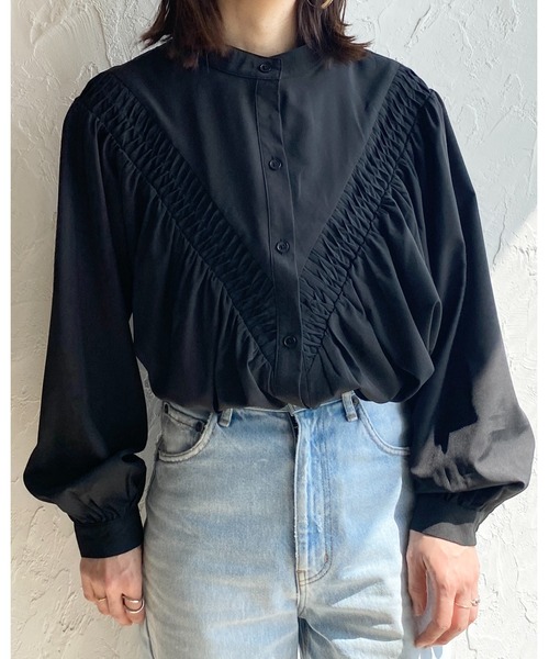 She's Closet(シーズクローゼット)の「バンドカラーVラインスモッキング刺繍ボリュームスリーブ長袖ギャザーブラウス(シャツ/ブラウス・レディース・ホワイト/ブラック・FREE)」の21枚目の写真