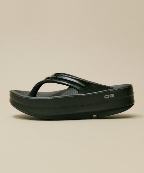 OOFOS(ウーフォス)の「Oomega 2000440050211 BLACK(サンダル・レディース・ブラック・4/6/5/3/7/8/9)」の2枚目の写真