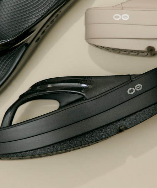 OOFOS(ウーフォス)の「Oomega 2000440050211 BLACK(サンダル・レディース・ブラック・4/6/5/3/7/8/9)」の4枚目の写真