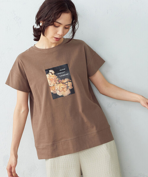COMME CA ISM(コムサイズム)の「フォトプリント Tシャツ(Tシャツ/カットソー・レディース・ブラウン/レッド/オリーブ/アイボリー・SMALL/MEDIUM/LARGE)」の1枚目の写真