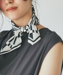 コーデのアクセントに　カレイドスコープスカーフ