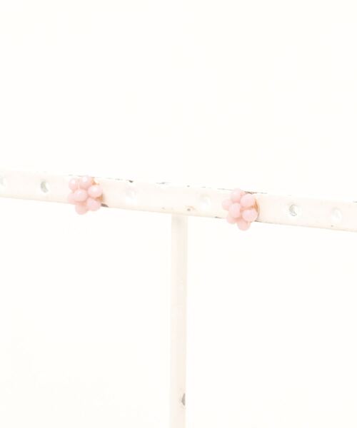 natural couture(ナチュラルクチュール)の「ビーズフラワーピアス(ピアス(両耳用)・レディース・ホワイト/ラベンダー/グリーン/オレンジ・FREE)」の1枚目の写真