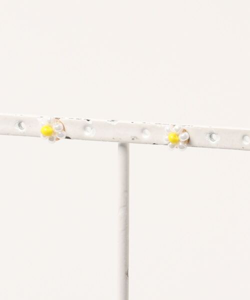 natural couture(ナチュラルクチュール)の「ビーズフラワーピアス(ピアス(両耳用)・レディース・ホワイト/ラベンダー/グリーン/オレンジ・FREE)」の2枚目の写真