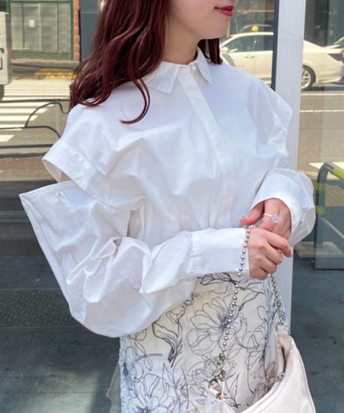 one after another NICE CLAUP(ワンアフターアナザーナイスクラップ)の「パールボタン肩あきマルチシャツ(シャツ/ブラウス・レディース・オフホワイト/ブラウン系その他/ブルー/ブルー系その他・FREE)」の2枚目の写真