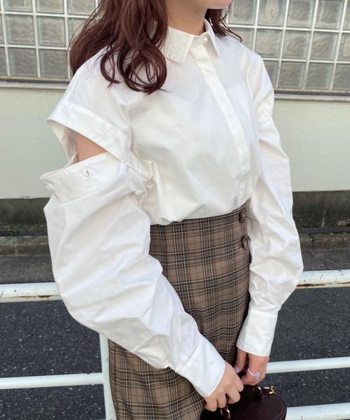 one after another NICE CLAUP(ワンアフターアナザーナイスクラップ)の「パールボタン肩あきマルチシャツ(シャツ/ブラウス・レディース・オフホワイト/ブラウン系その他/ブルー/ブルー系その他・FREE)」の13枚目の写真