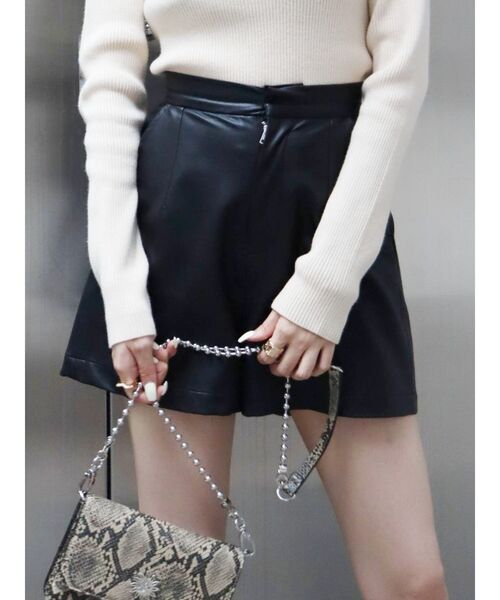 EVRIS（エヴリス）の「レザーライクタックショートパンツ（その他パンツ・レディース・ブラック/アイボリー・SMALL/MEDIUM）」の2枚目の写真