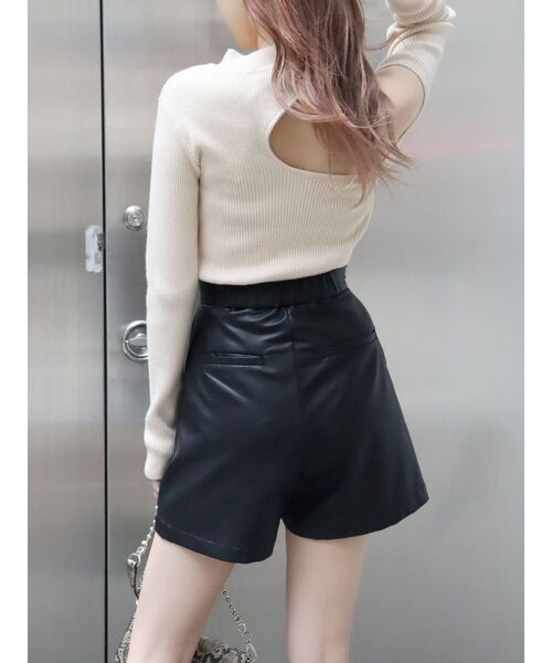 EVRIS（エヴリス）の「レザーライクタックショートパンツ（その他パンツ・レディース・ブラック/アイボリー・SMALL/MEDIUM）」の15枚目の写真
