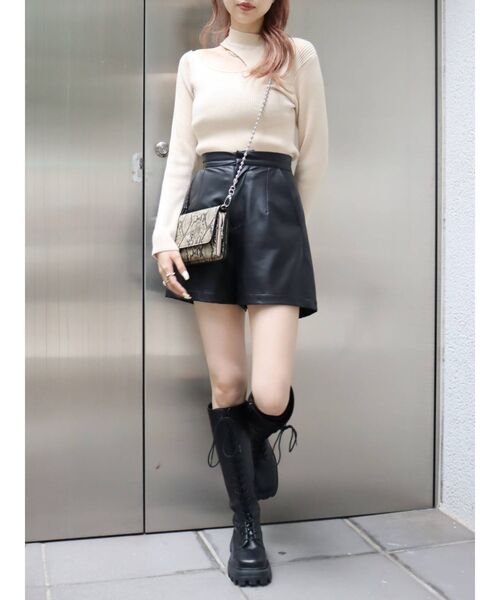 EVRIS（エヴリス）の「レザーライクタックショートパンツ（その他パンツ・レディース・ブラック/アイボリー・SMALL/MEDIUM）」の22枚目の写真