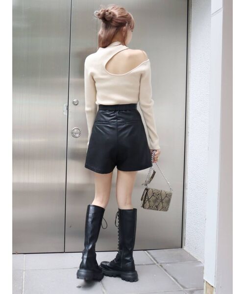 EVRIS（エヴリス）の「レザーライクタックショートパンツ（その他パンツ・レディース・ブラック/アイボリー・SMALL/MEDIUM）」の10枚目の写真