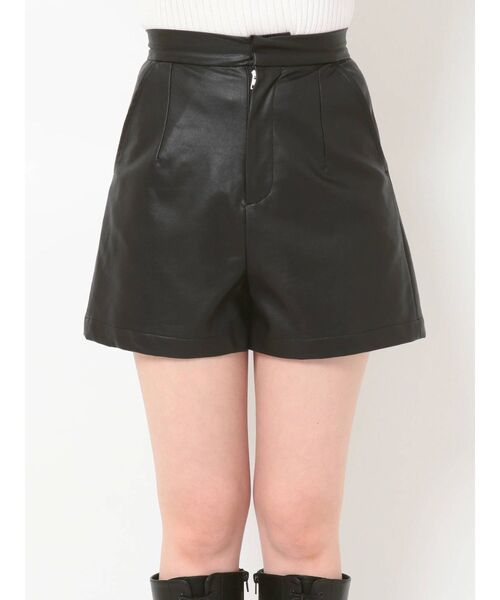 EVRIS（エヴリス）の「レザーライクタックショートパンツ（その他パンツ・レディース・ブラック/アイボリー・SMALL/MEDIUM）」の7枚目の写真