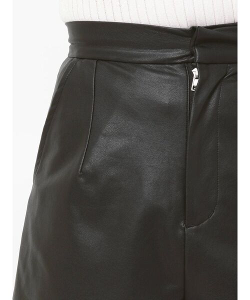 EVRIS（エヴリス）の「レザーライクタックショートパンツ（その他パンツ・レディース・ブラック/アイボリー・SMALL/MEDIUM）」の20枚目の写真