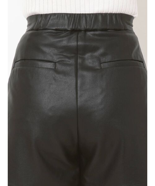 EVRIS（エヴリス）の「レザーライクタックショートパンツ（その他パンツ・レディース・ブラック/アイボリー・SMALL/MEDIUM）」の16枚目の写真