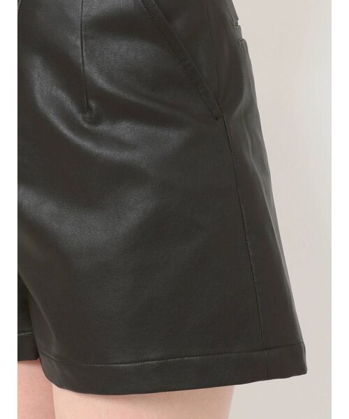 EVRIS（エヴリス）の「レザーライクタックショートパンツ（その他パンツ・レディース・ブラック/アイボリー・SMALL/MEDIUM）」の14枚目の写真
