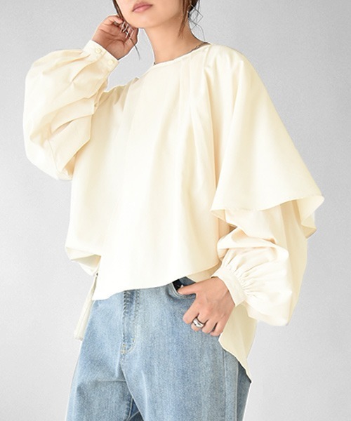 and it_(アンドイット)の「アシンメトリーケープカラーエステルピーチブラウス(シャツ/ブラウス・レディース・オフホワイト/モカ/チャコール・M/L)」の1枚目の写真