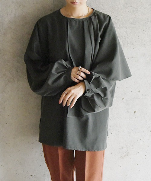 and it_(アンドイット)の「アシンメトリーケープカラーエステルピーチブラウス(シャツ/ブラウス・レディース・オフホワイト/モカ/チャコール・M/L)」の2枚目の写真