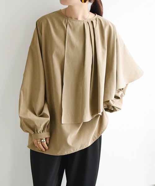 and it_(アンドイット)の「アシンメトリーケープカラーエステルピーチブラウス(シャツ/ブラウス・レディース・オフホワイト/モカ/チャコール・M/L)」の3枚目の写真