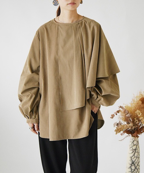 and it_(アンドイット)の「アシンメトリーケープカラーエステルピーチブラウス(シャツ/ブラウス・レディース・オフホワイト/モカ/チャコール・M/L)」の16枚目の写真
