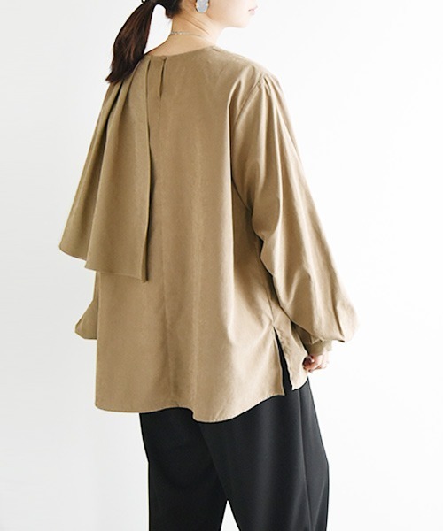 and it_(アンドイット)の「アシンメトリーケープカラーエステルピーチブラウス(シャツ/ブラウス・レディース・オフホワイト/モカ/チャコール・M/L)」の4枚目の写真