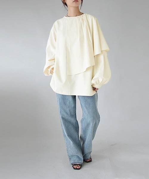 and it_(アンドイット)の「アシンメトリーケープカラーエステルピーチブラウス(シャツ/ブラウス・レディース・オフホワイト/モカ/チャコール・M/L)」の6枚目の写真