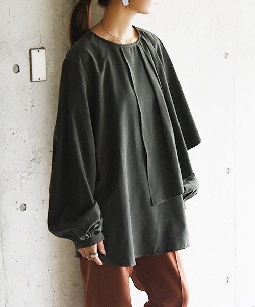 and it_(アンドイット)の「アシンメトリーケープカラーエステルピーチブラウス(シャツ/ブラウス・レディース・オフホワイト/モカ/チャコール・M/L)」の8枚目の写真