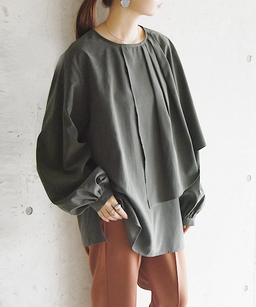 and it_(アンドイット)の「アシンメトリーケープカラーエステルピーチブラウス(シャツ/ブラウス・レディース・オフホワイト/モカ/チャコール・M/L)」の14枚目の写真