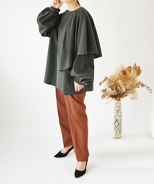 and it_(アンドイット)の「アシンメトリーケープカラーエステルピーチブラウス(シャツ/ブラウス・レディース・オフホワイト/モカ/チャコール・M/L)」の18枚目の写真