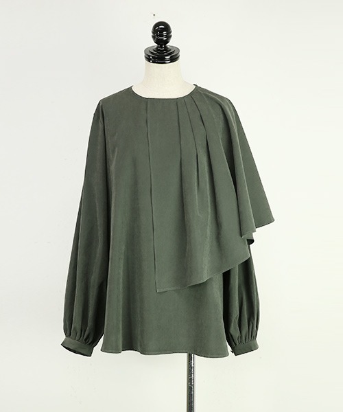 and it_(アンドイット)の「アシンメトリーケープカラーエステルピーチブラウス(シャツ/ブラウス・レディース・オフホワイト/モカ/チャコール・M/L)」の5枚目の写真