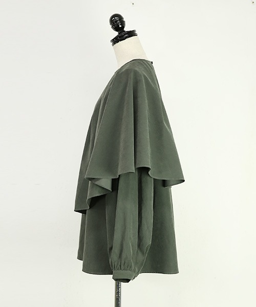 and it_(アンドイット)の「アシンメトリーケープカラーエステルピーチブラウス(シャツ/ブラウス・レディース・オフホワイト/モカ/チャコール・M/L)」の7枚目の写真