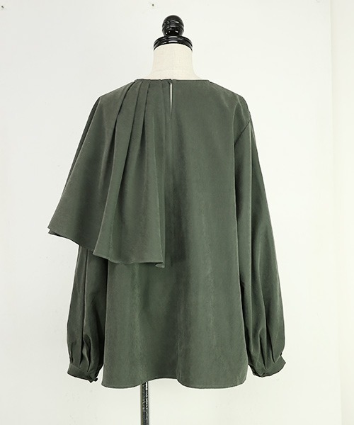 and it_(アンドイット)の「アシンメトリーケープカラーエステルピーチブラウス(シャツ/ブラウス・レディース・オフホワイト/モカ/チャコール・M/L)」の13枚目の写真