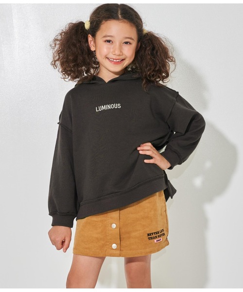 ANAP kids（アナップキッズ）の「裏毛ビッグロゴフーディートップススウェット（パーカー・キッズ・スミクロ/モスグリーン/ライトグレー・120cm/130cm/110cm）」の2枚目の写真