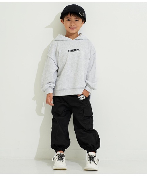 ANAP kids（アナップキッズ）の「裏毛ビッグロゴフーディートップススウェット（パーカー・キッズ・スミクロ/モスグリーン/ライトグレー・120cm/130cm/110cm）」の8枚目の写真