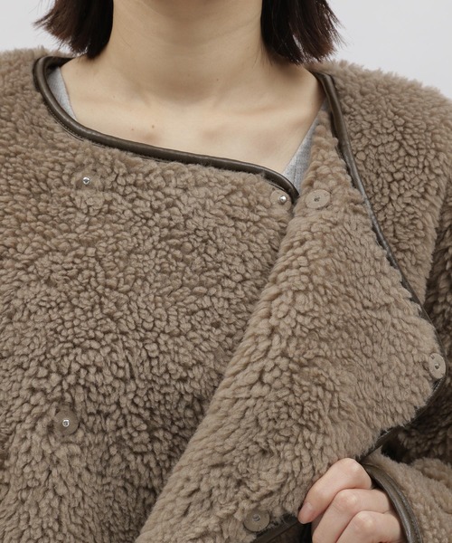 LAKOLE（ラコレ）の「パイピングボアコート / 178407（ノーカラーコート・レディース・アイボリー/ブラック/ブラウン系その他・MEDIUM/SMALL）」の16枚目の写真