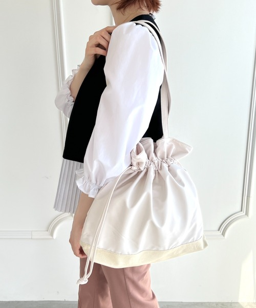 thank U more（サンキューモア）の「巾着型 ショルダーバッグ【大容量】（ショルダーバッグ・レディース・ホワイト/ブラック・FREE）」の7枚目の写真