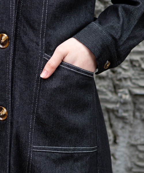 pumpkin port(パンプキンポート)の「ストレッチデニム ワンピースコート(トレンチコート・レディース・ブラック/ネイビー・MEDIUM)」の15枚目の写真