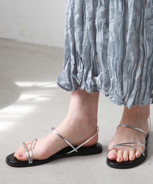 archives（アルシーヴ）の「アシンメトリーラインサンダル（サンダル・レディース・ブラウン/グレー/ブラック・MEDIUM/LARGE）」の2枚目の写真