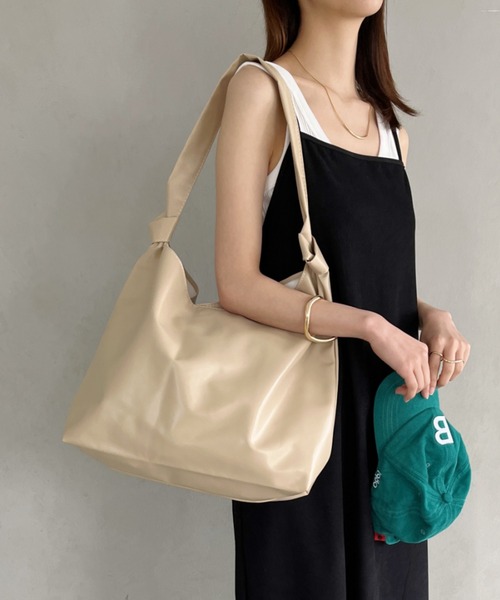 thank U more（サンキューモア）の「フェイクレザー　ショルダーバッグ【オフィスにも使える♪】（ショルダーバッグ・レディース・ブラック/ベージュ/ブラウン/ホワイト・FREE）」の4枚目の写真