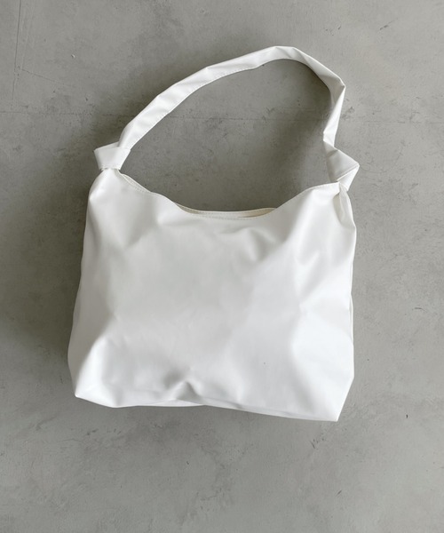 thank U more（サンキューモア）の「フェイクレザー　ショルダーバッグ【オフィスにも使える♪】（ショルダーバッグ・レディース・ブラック/ベージュ/ブラウン/ホワイト・FREE）」の2枚目の写真